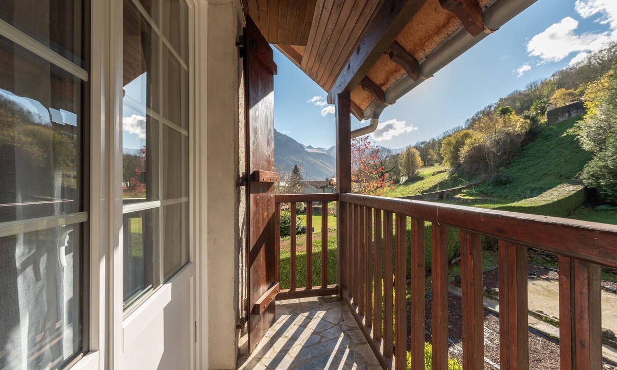 Bielle House | Holiday Home 'Montée Du Boiloa - Bielle, Laruns' with Mountain View, Private Terrace and Private Garden