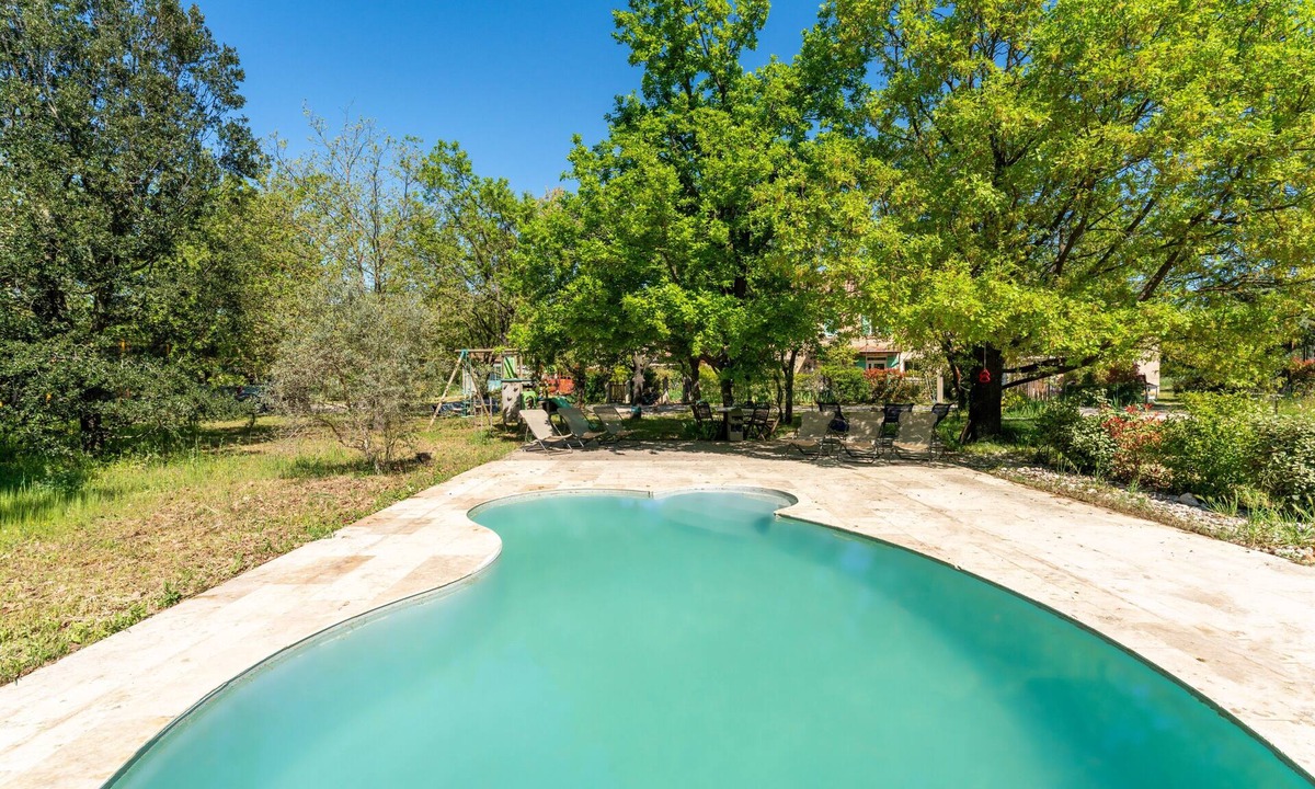 Monteux House | Holiday Home 'Monteux' with Shared Pool, Private Terrace and Wi-Fi