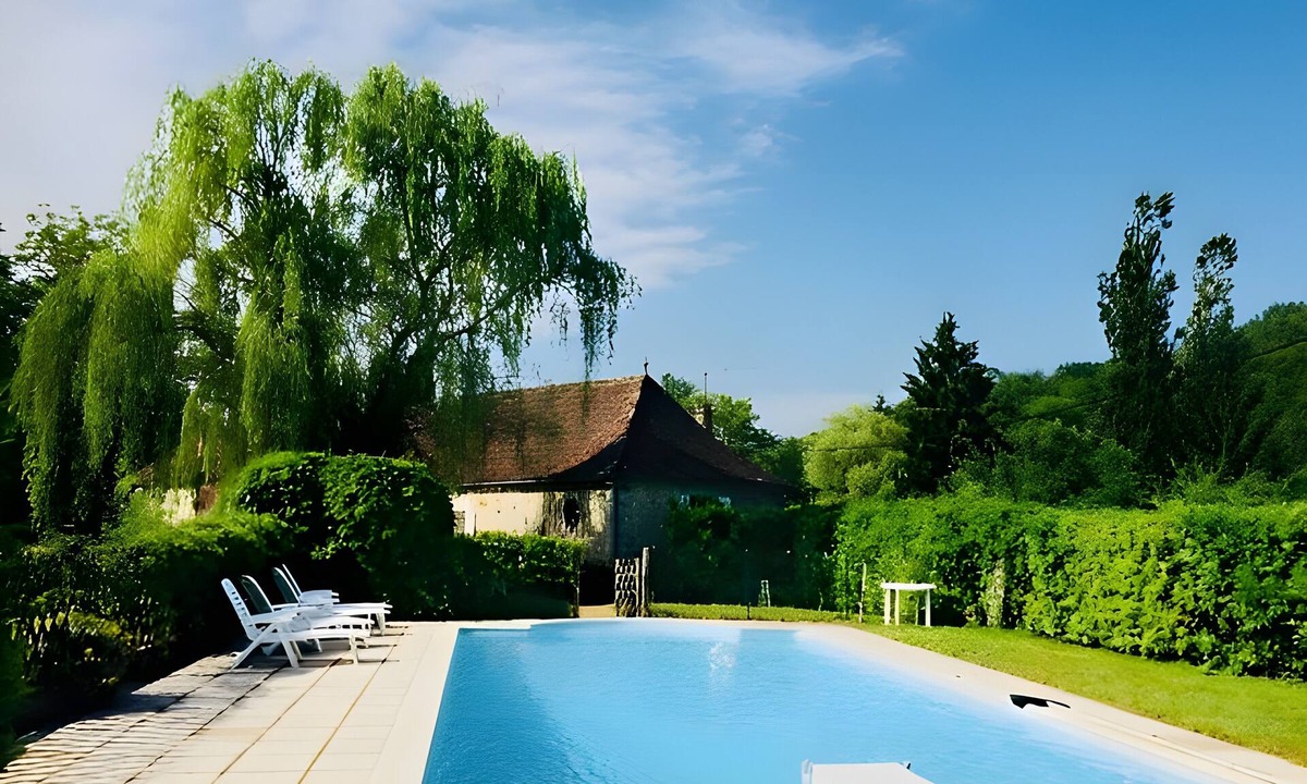 Les Arques House | Holiday Home 'Moulin De La Forge' with Lake View, Private Pool and Wi-Fi