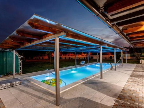 Neoric House | Holiday Home Neoric with Heated Pool