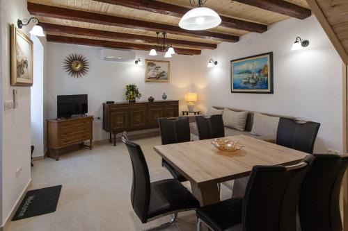 Omisalj Villa | Holiday Home NiKa