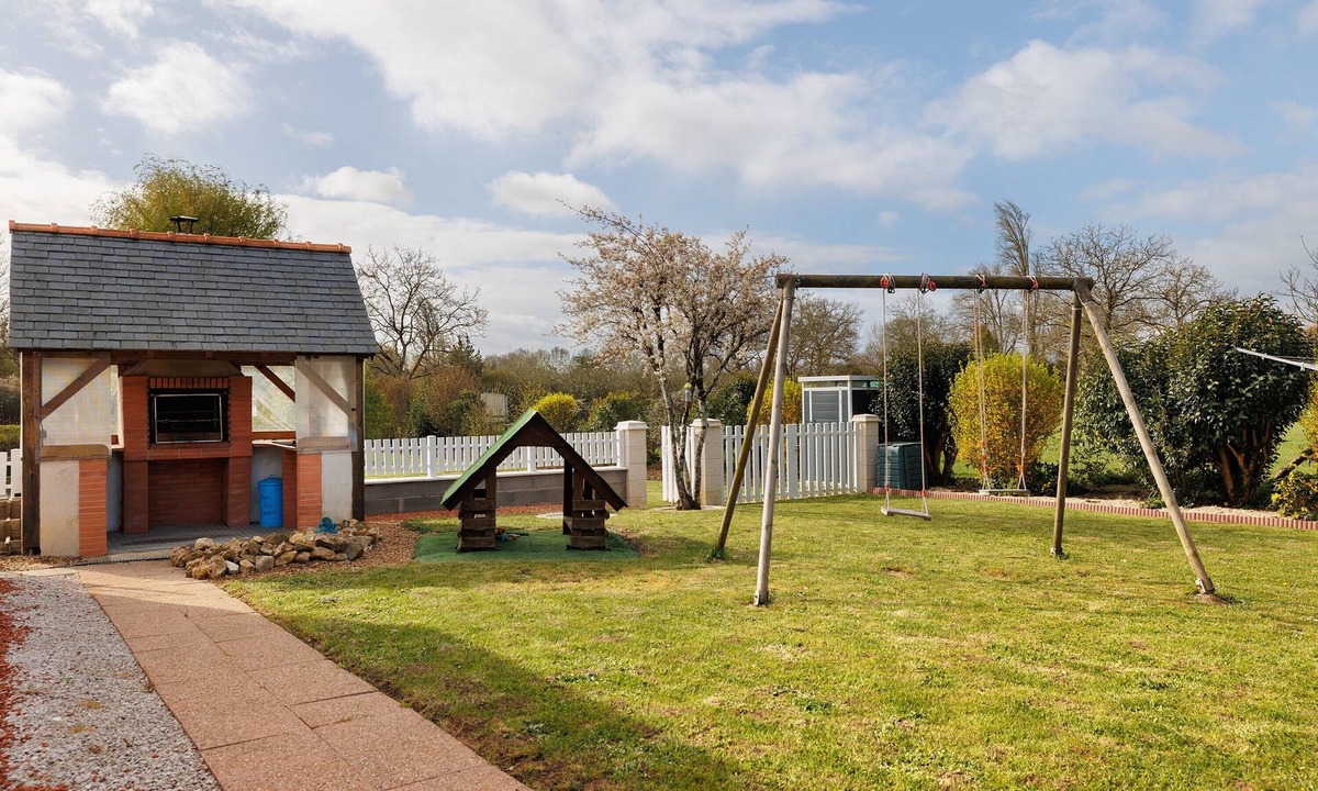 Huille House | Holiday Home 'O Gîte Bleu' with Private Pool, Private Garden and Wi-Fi