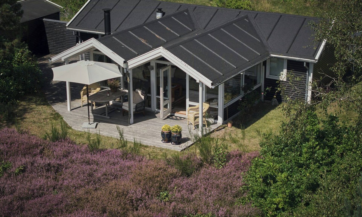 Lyngsbæk Strand House | Holiday home on natural grounds with sea views