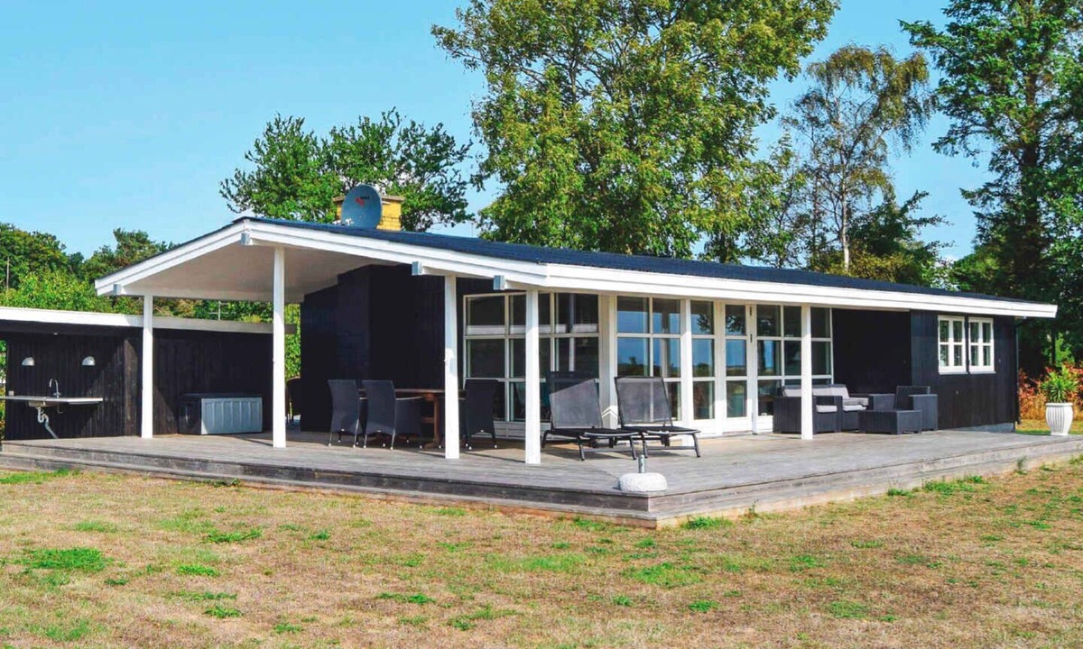 Spodsbjerg House | Holiday home only 50 meters to the beach
