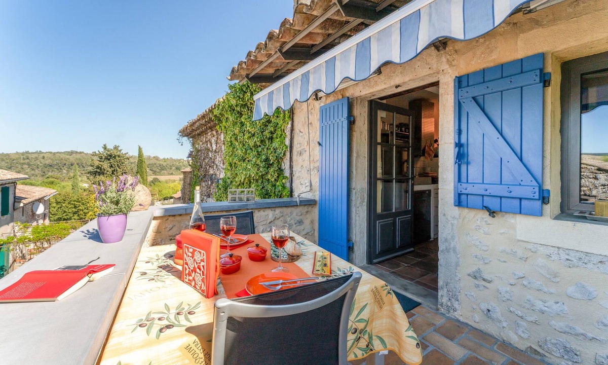 Verfeuil House | Holiday Home 'Orange - Paradis De Provence' with Mountain View, Private Terrace and Wi-Fi