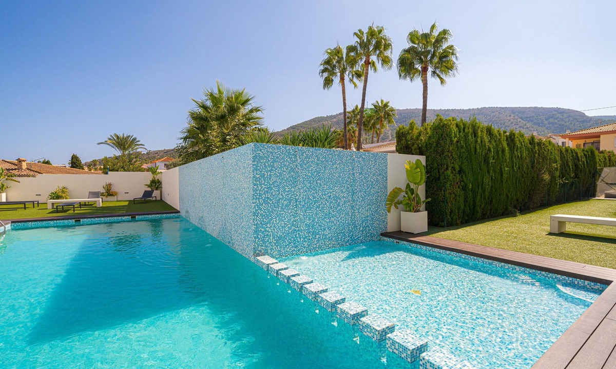El Albir House | Holiday Home 'Pegaso Playa De Albir' with Sea View, Wi-Fi and Air Conditioning