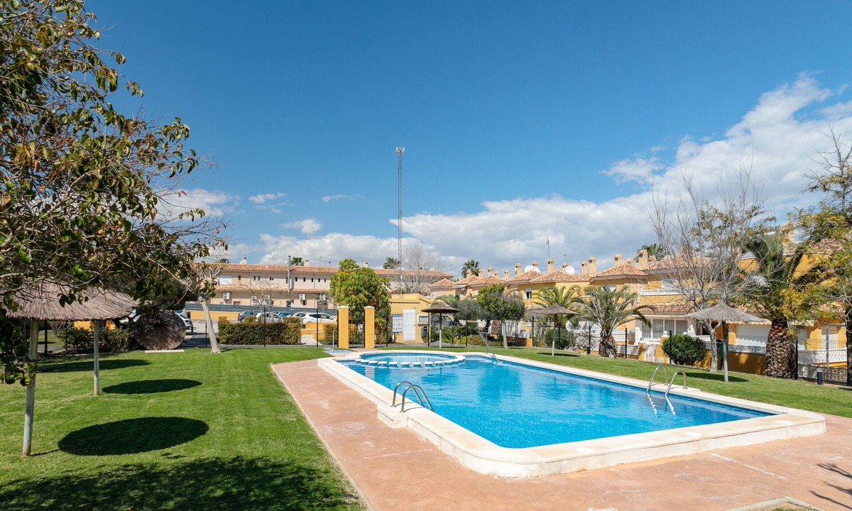 Gran Alacant House | Holiday Home 'Playa Carabassi' with Shared Pool, Private Terrace and Wi-Fi