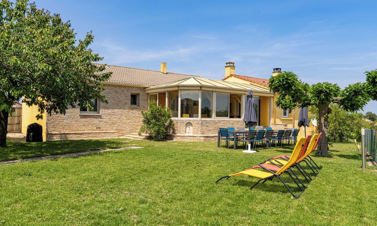 La Verrie House | Holiday Home 'Refuge des Amis' with Private Garden and Wi-Fi