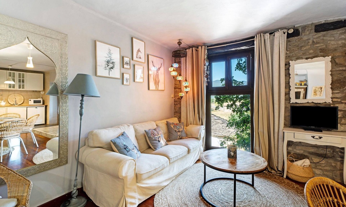 Caldearenas House | Holiday Home 'Regalate Paz' with Mountain View, Shared Pool and Wi-Fi