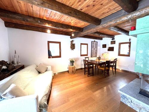 Mairengo House | Holiday Home Rustico Raslina by Interhome
