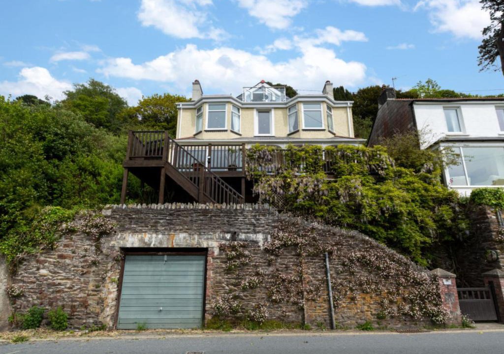 Looe House | Holiday Home Sandy by Interhome