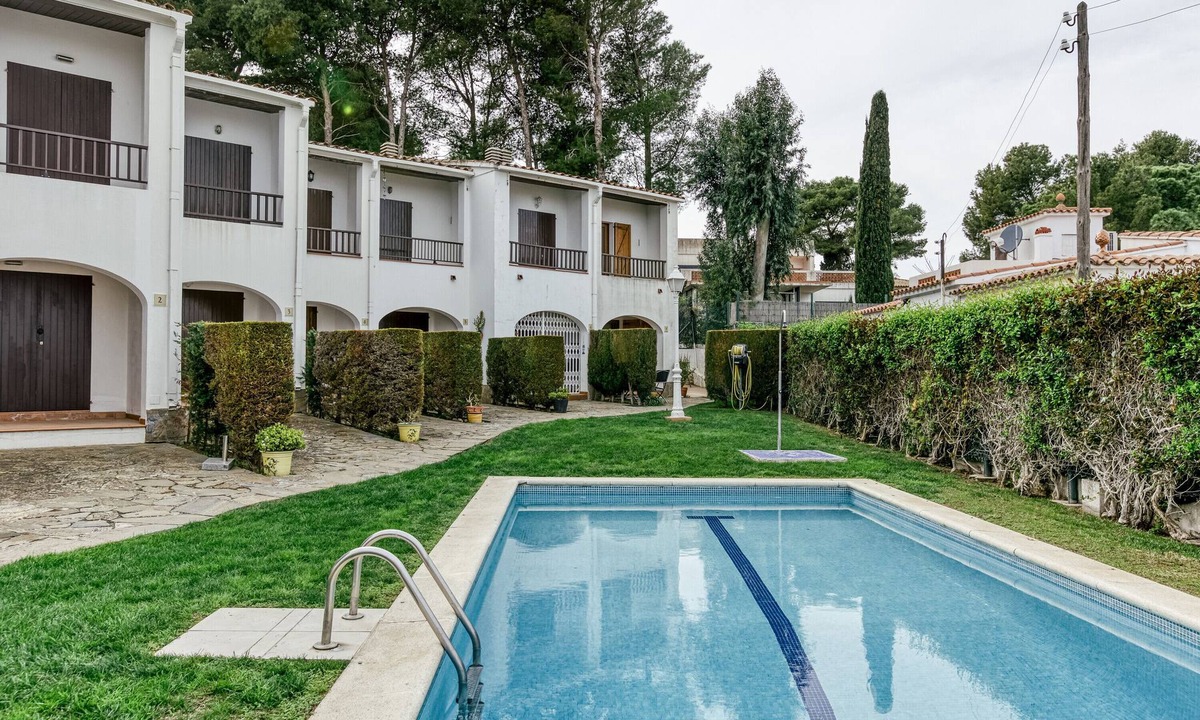 L'Escala House | Holiday Home "Set Cases" with Sea View, Shared Pool & A/C