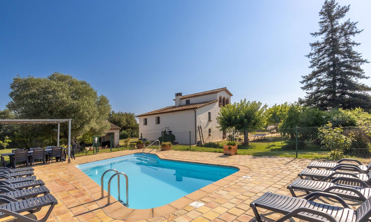 Vilobi d'Onyar House | Holiday Home 'Simon' with Mountain Views, Private Pool and Wi-Fi