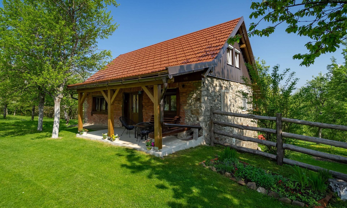 Skrad Cottage | Holiday Home Sleme with jacuzzi, big garden and fireplace