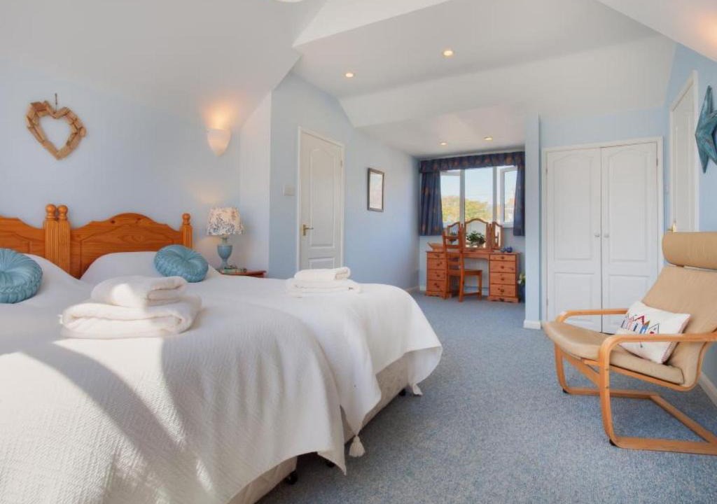 Shaldon House | Holiday Home Sunny by Interhome