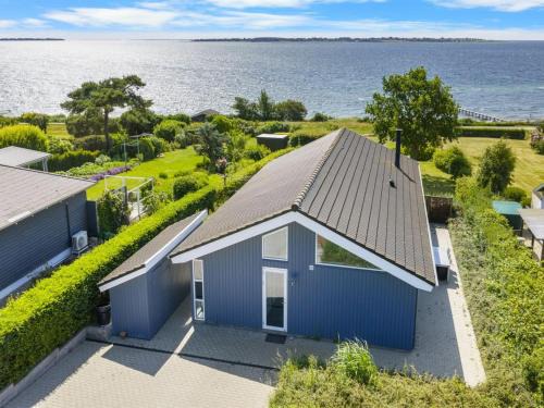 Bøjden House | Holiday Home Ubavka - 100m from the sea by Interhome