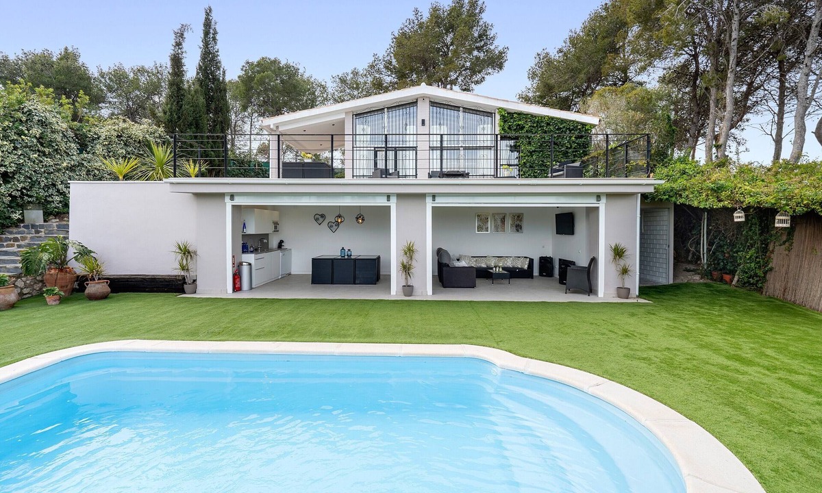 Canyelles House | Holiday Home 'Valle De Los Sueños' with Mountain Views, Wi-Fi & Air Conditioning