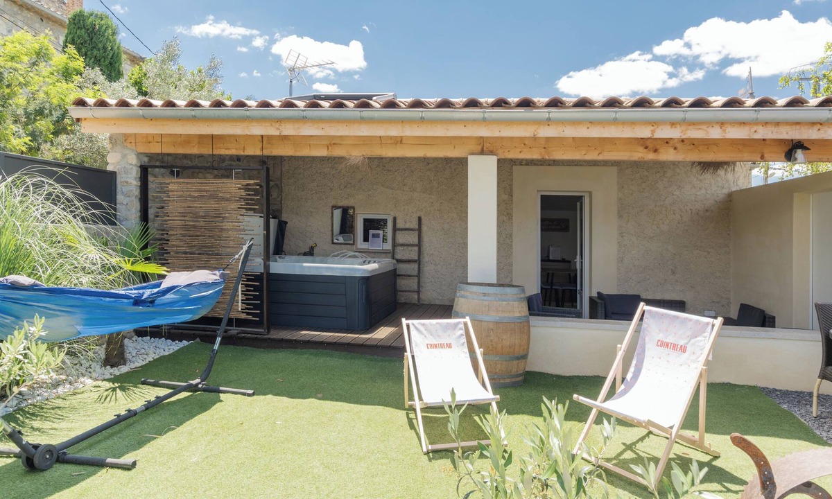Pradons House | Holiday Home 'Villa Chardonnay' with Private Terrace, Wi-Fi and Air Conditioning