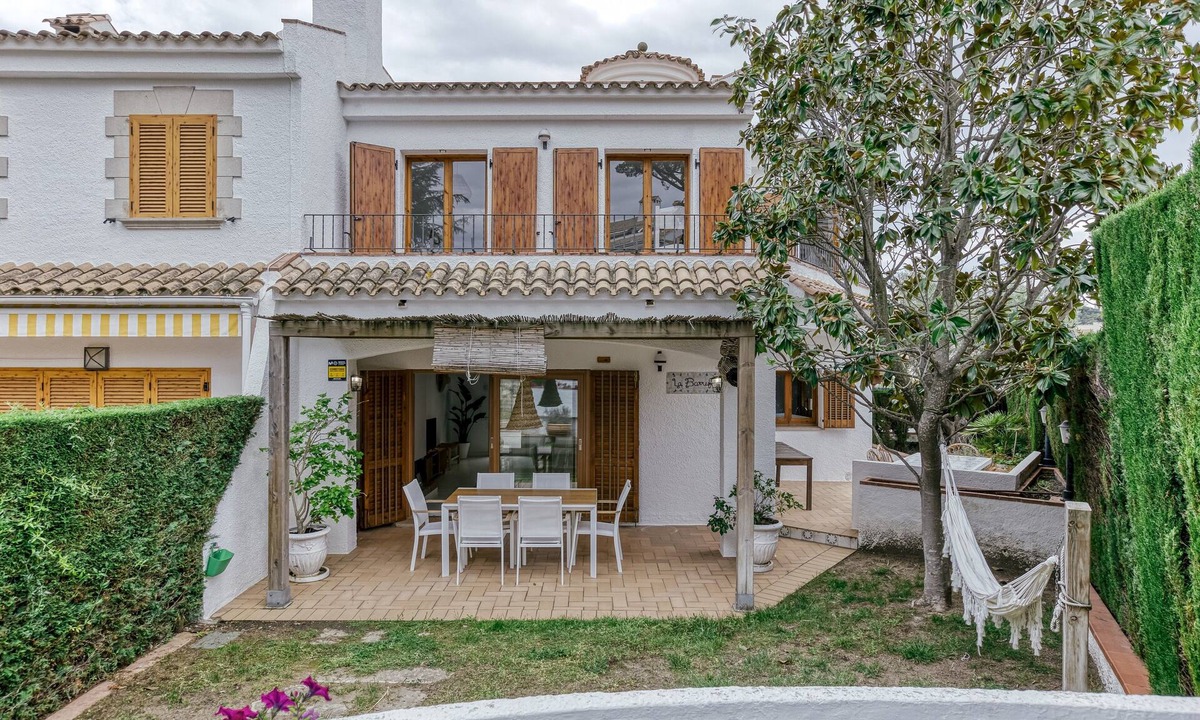 S'Agaro House | Holiday Home 'Villa La Barrufa' with Shared Pool, Private Terrace and Wi-Fi