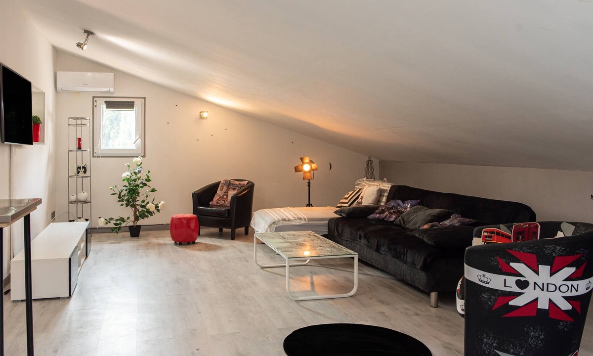 Rivesaltes House | Holiday Home 'Villa Marie Carmen' with Shared Garden, Wi-Fi and Air Conditioning