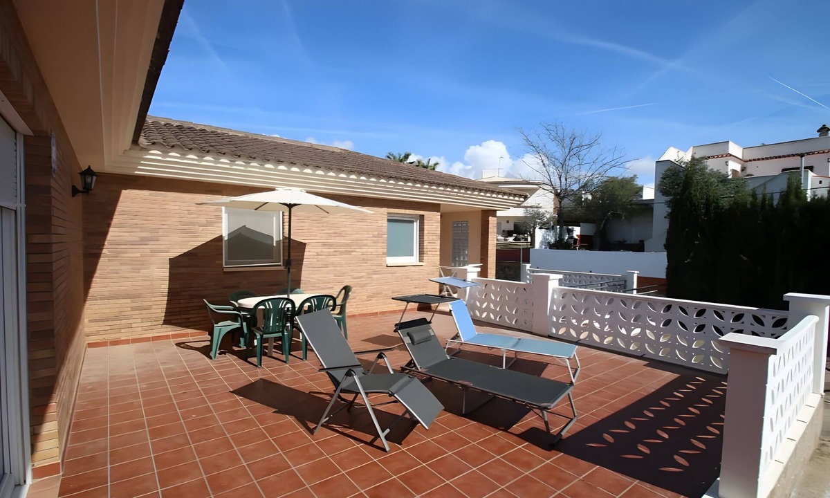 Cambrils House | Holiday Home 'Villa María Magdalena' with Private Terrace, Wi-Fi and Air Conditioning