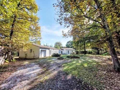 Jard-sur-Mer House | Holiday Home Villa Océan et Forêt by Interhome