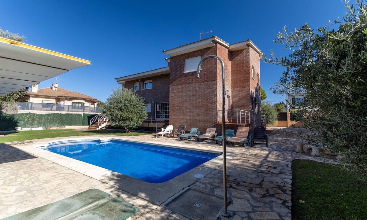 Brunete Villa | Holiday Home 'Villa Pilara - Brunete' with Private Pool, Wi-Fi and Air Conditioning