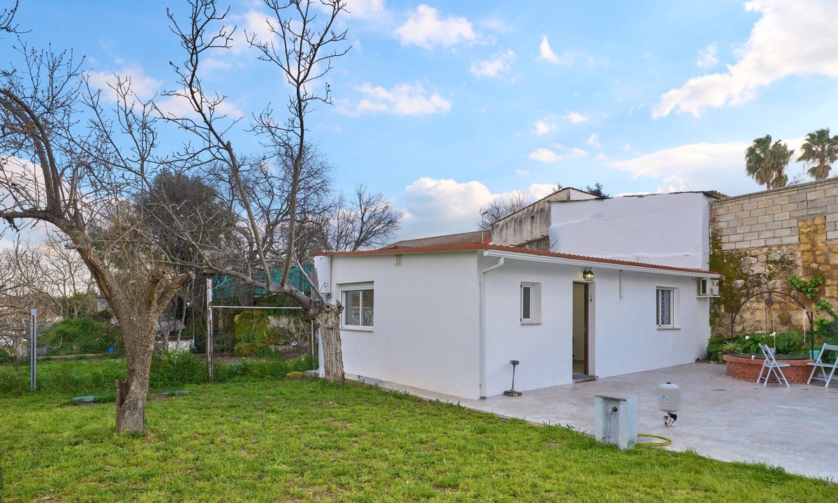 Cordoba House | Holiday Home 'Villa Verde' with Shared Pool, Wi-Fi and Air Conditioning