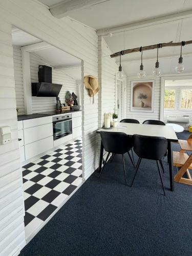 Frølunde Fed House | Holiday Home With A Direct Path To The Sea