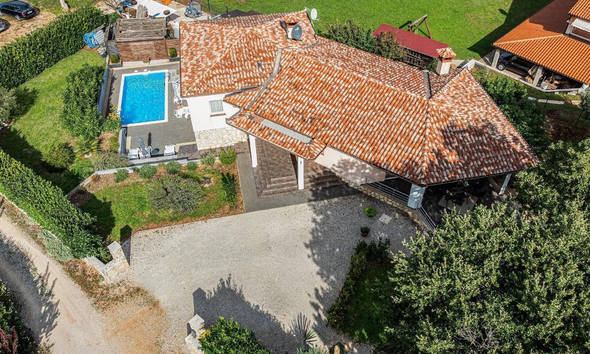 Marceljani House | Holiday home with a view of the water