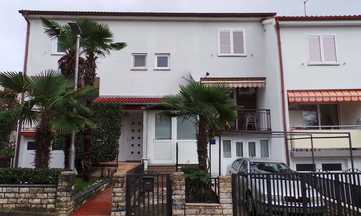 Cikovici House | Holiday home with balcony and air conditioning