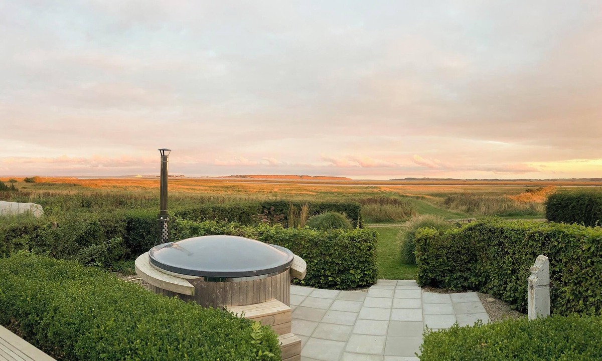 Vesløs House | Holiday home with beautiful views, wilderness bath and activity room