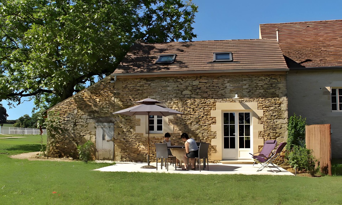 Saint-Genies House | Holiday Home with Shared Pool, Wi-Fi and Air Conditioning