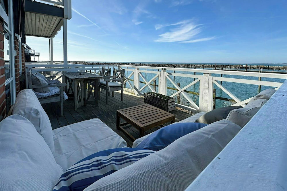 Borre House | Holiday home with harbour view in Klintholm
