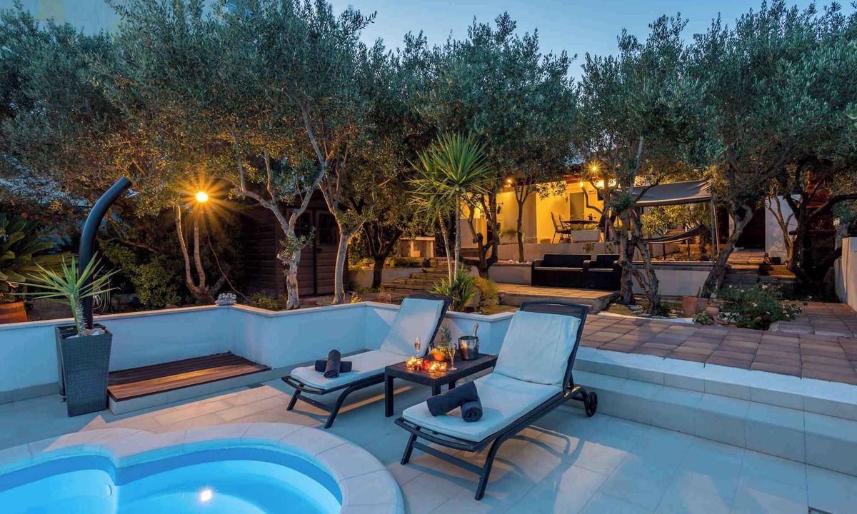 Stari Grad House | Holiday home with large terrace and air conditioning
