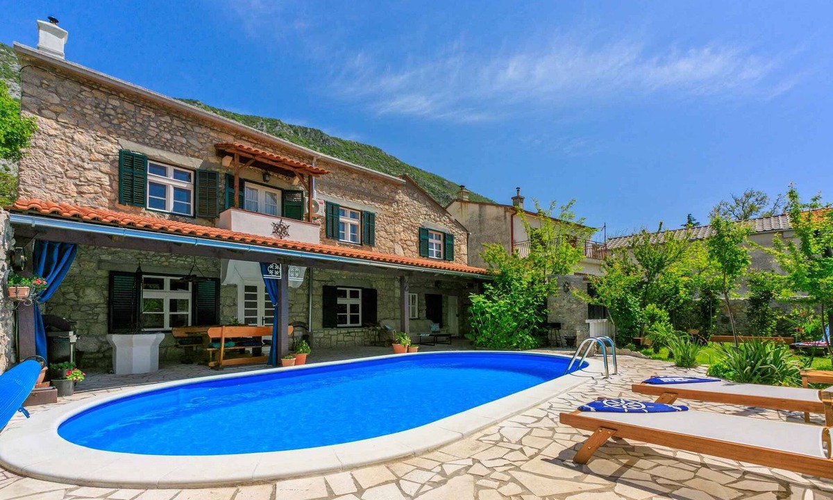Drivenik House | Holiday home with outdoor swimming pool and summer kitchen