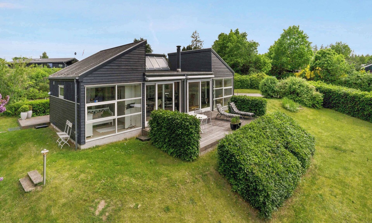 Allingabro House | Holiday home with privat garden near the beach