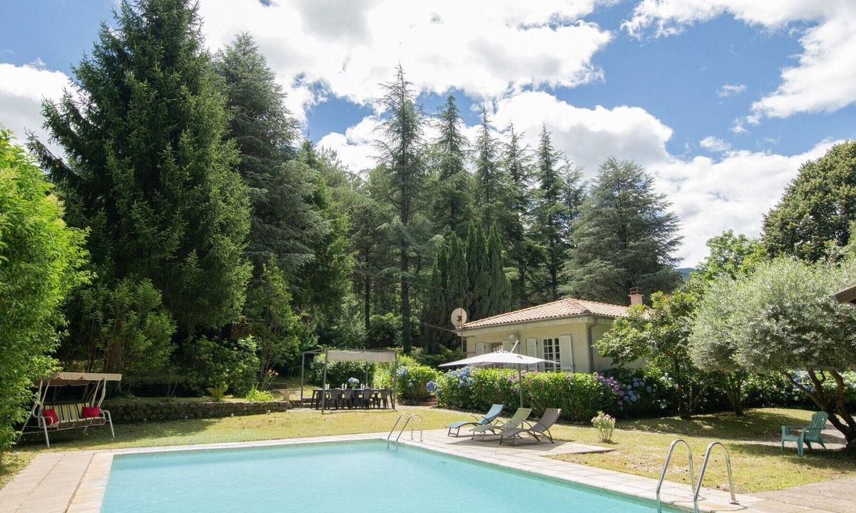 Jaujac House | Holiday Home with Park, Private Pool, Wi-Fi, and Air Conditioning in Jaujac