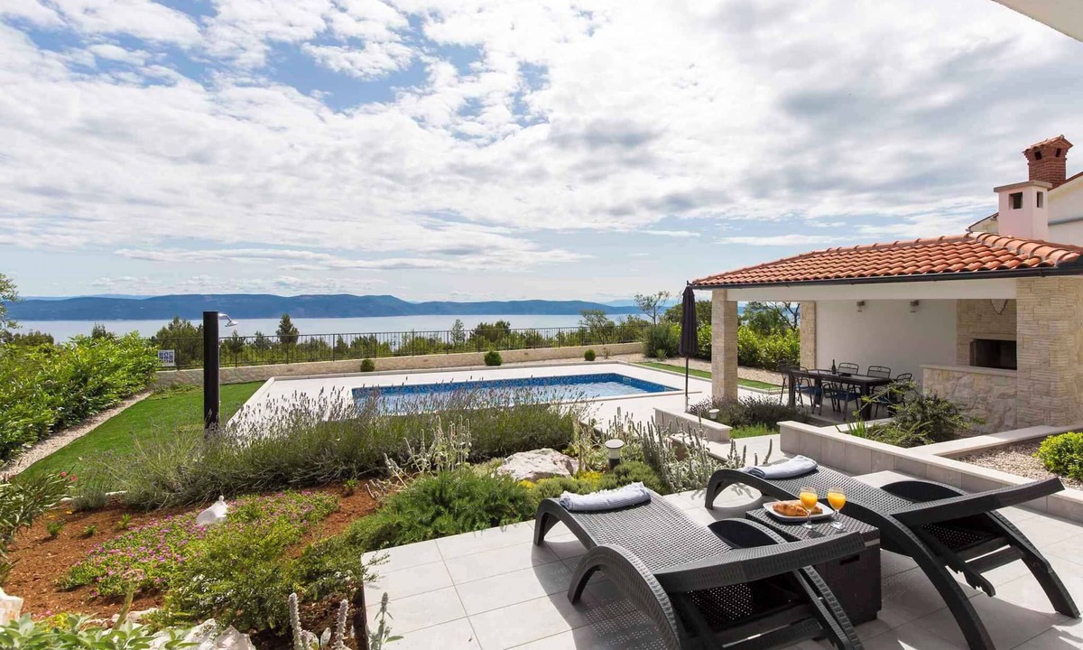 Bartici House | Holiday home with pool for 6 people
