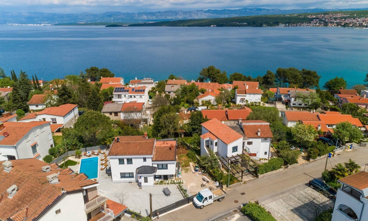 Vantacici House | Holiday home with pool and air conditioning