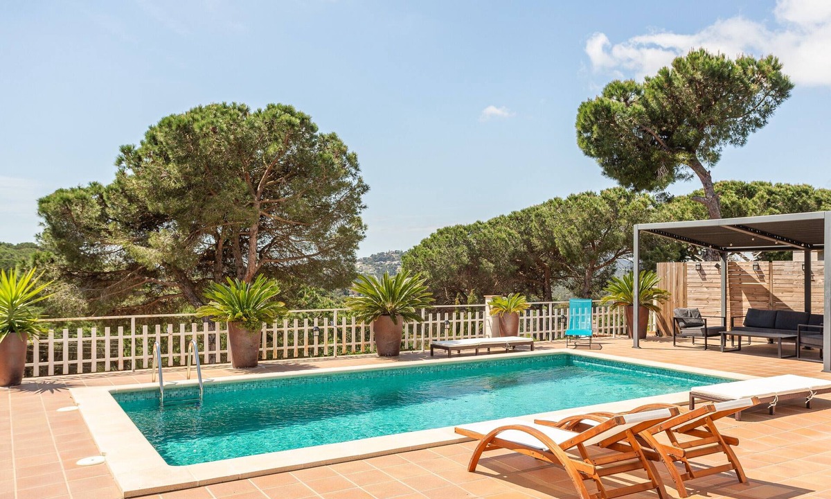 Vidreres House | Holiday Home with Private Pool, Private Terrace, and Wi-Fi
