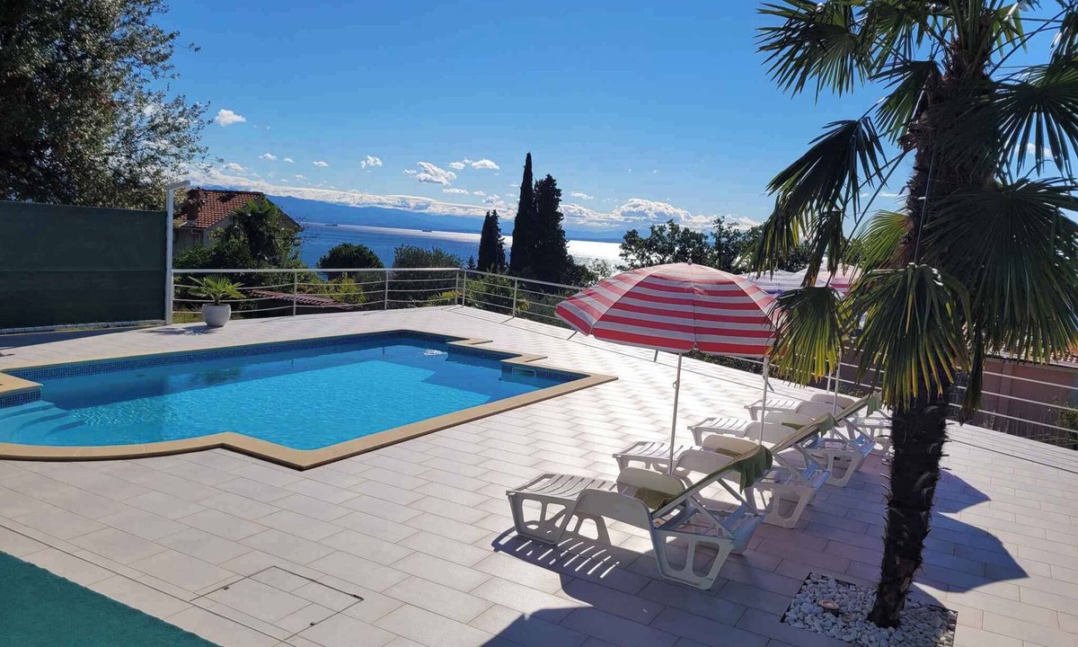Ika House | Holiday home with sea view and pool