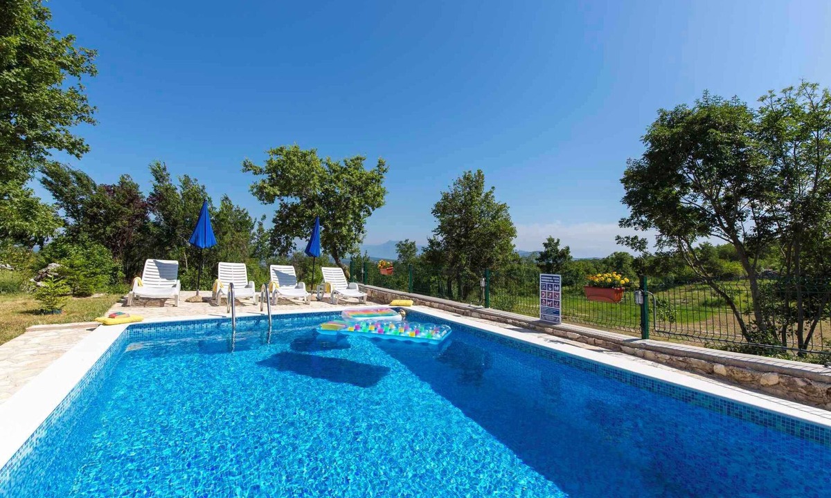 Bartici House | Holiday home with swimming pool surrounded by nature
