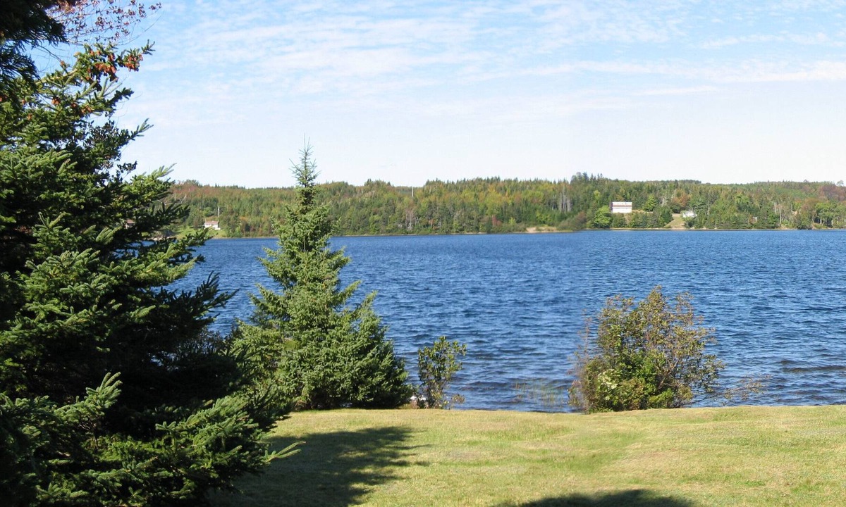 Boylston House | Holiday house directly on the lake