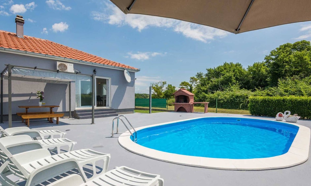 Murvica House | Holiday house Flora with pool and spacious yard