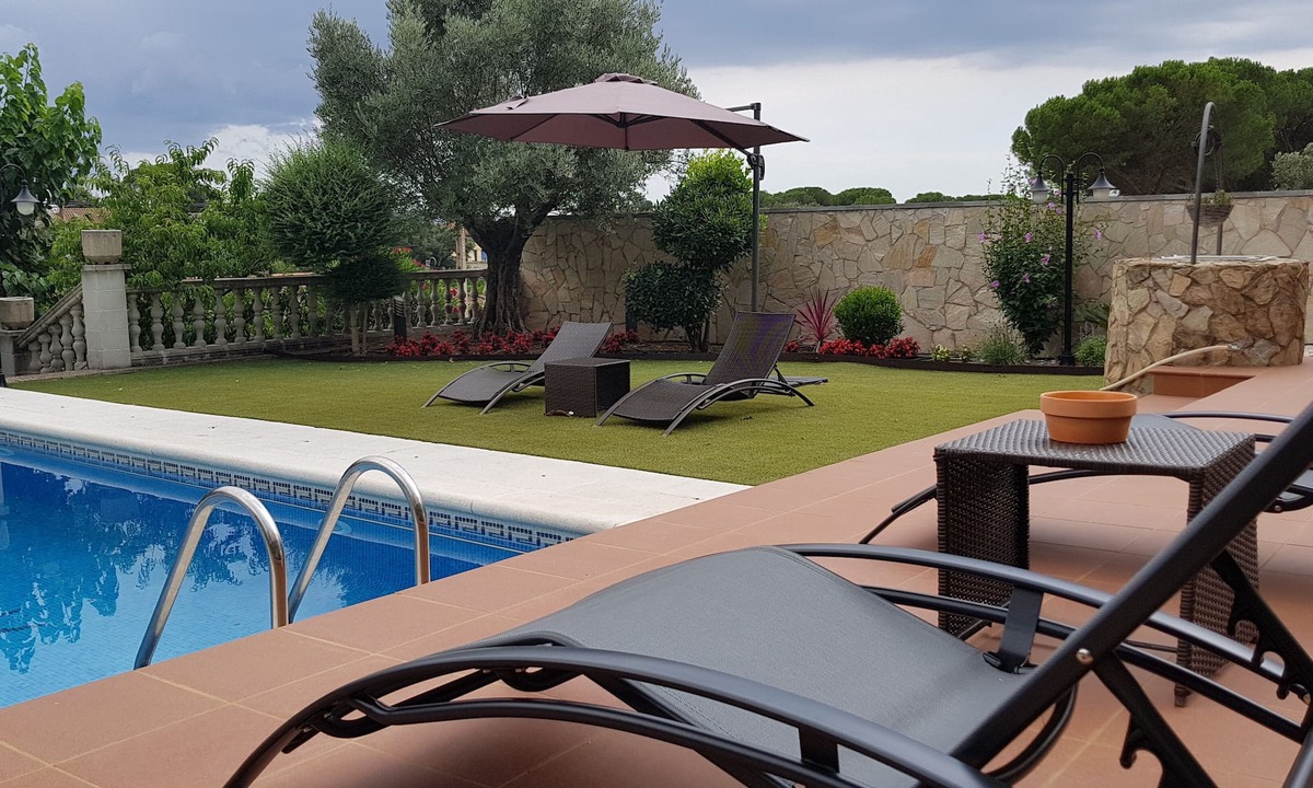 Vidreres House | Holiday house in Vidreres with pool and private basketball court
