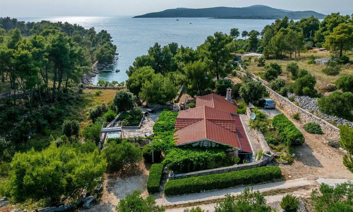 Cove Osibova (Milna) Villa | Holiday House Robinson- beachfront jewel with a jacuzzi by MyWaycation