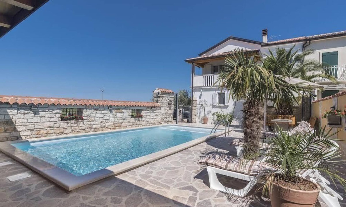 Savudrija House | Holiday house with a heated pool and a sea view