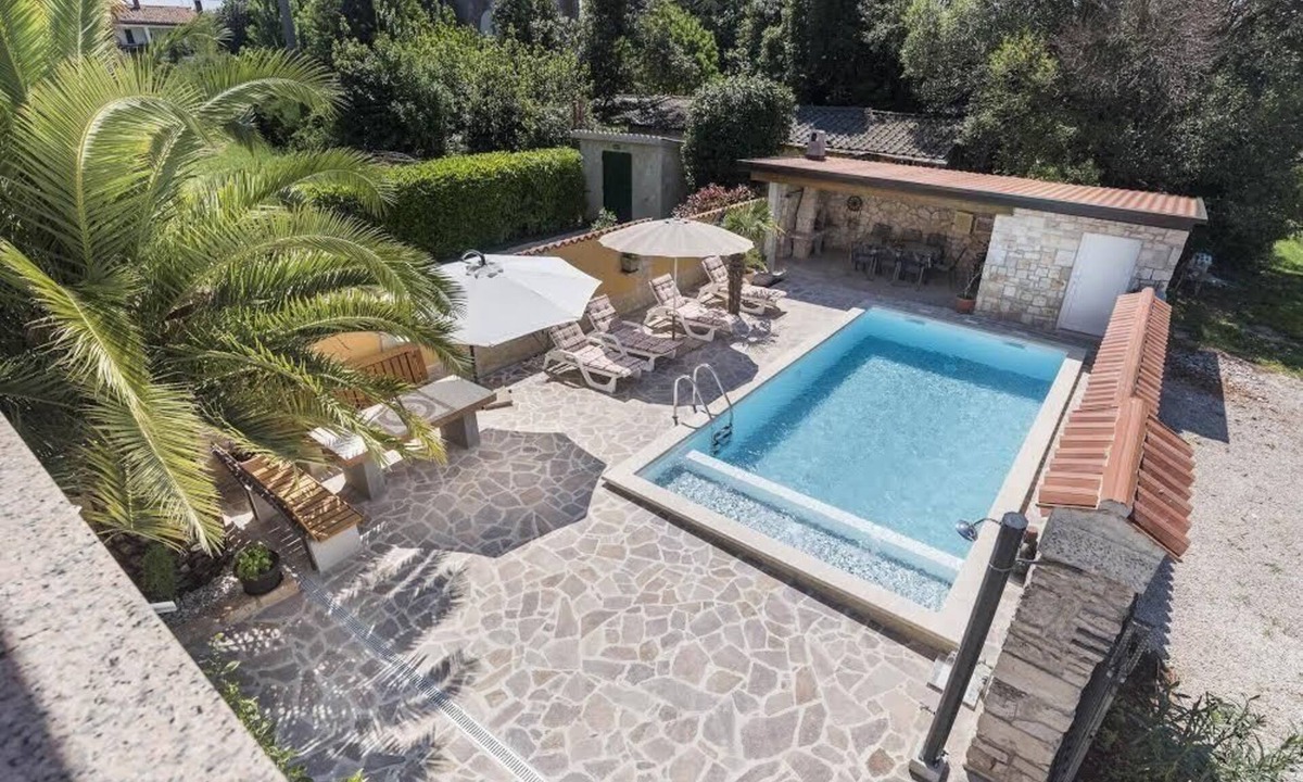 Savudrija House | Holiday house with a heated pool and a sea view