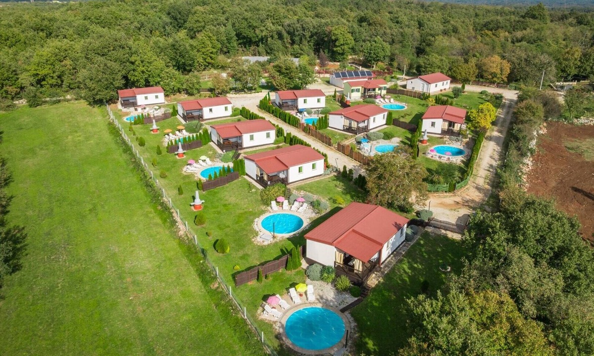 Tinjan House | Holiday house with private pool No.7 in holiday park Jelovci